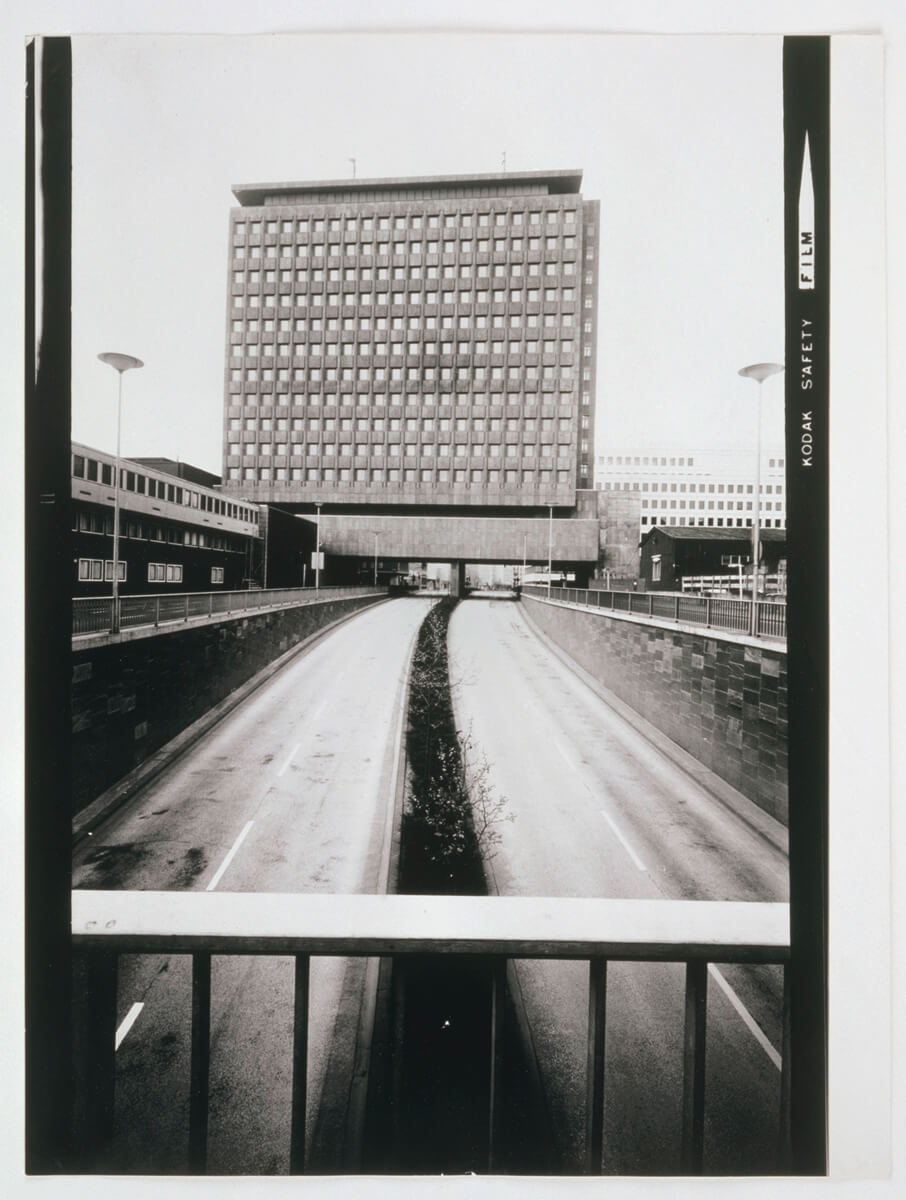 Chargesheimer: „Nord-Süd-Fahrt mit WDR-Gebäude“, aus „Köln 5 Uhr 30“, 1970. Foto: Rheinisches Bildarchiv Köln © Museum Ludwig, Köln. Fotografie-Institutionen in Köln