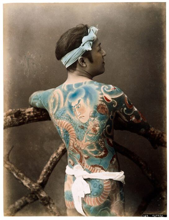 Unbekannter Fotograf: Tätowierter Mann (hikkyaku), Japan, um 1880. Fotografie-Institutionen in Köln