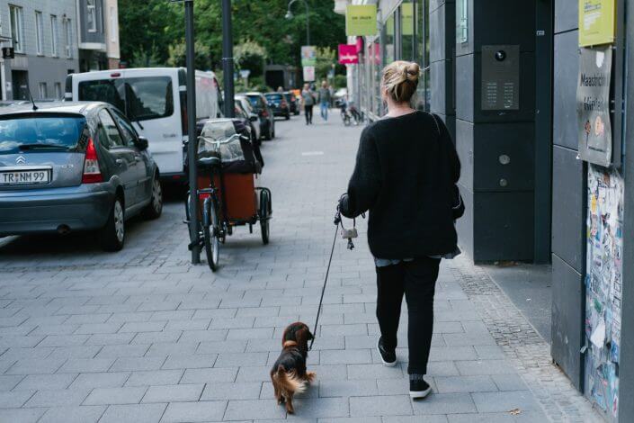 Jacqueline Eva-Marie Petrich mit Dachshund Henry - Urlaub mit Hund in Köln